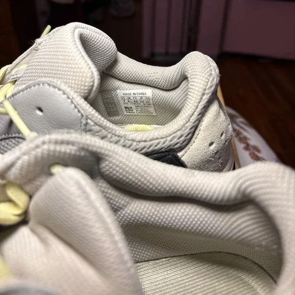 Adidas Yeezy Boost 700 Wave Runner - Picture 4 of 5